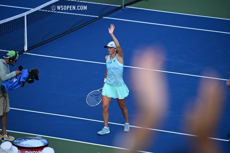 过创造性的 过创造性的