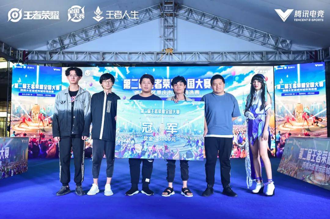 他在挥棒决